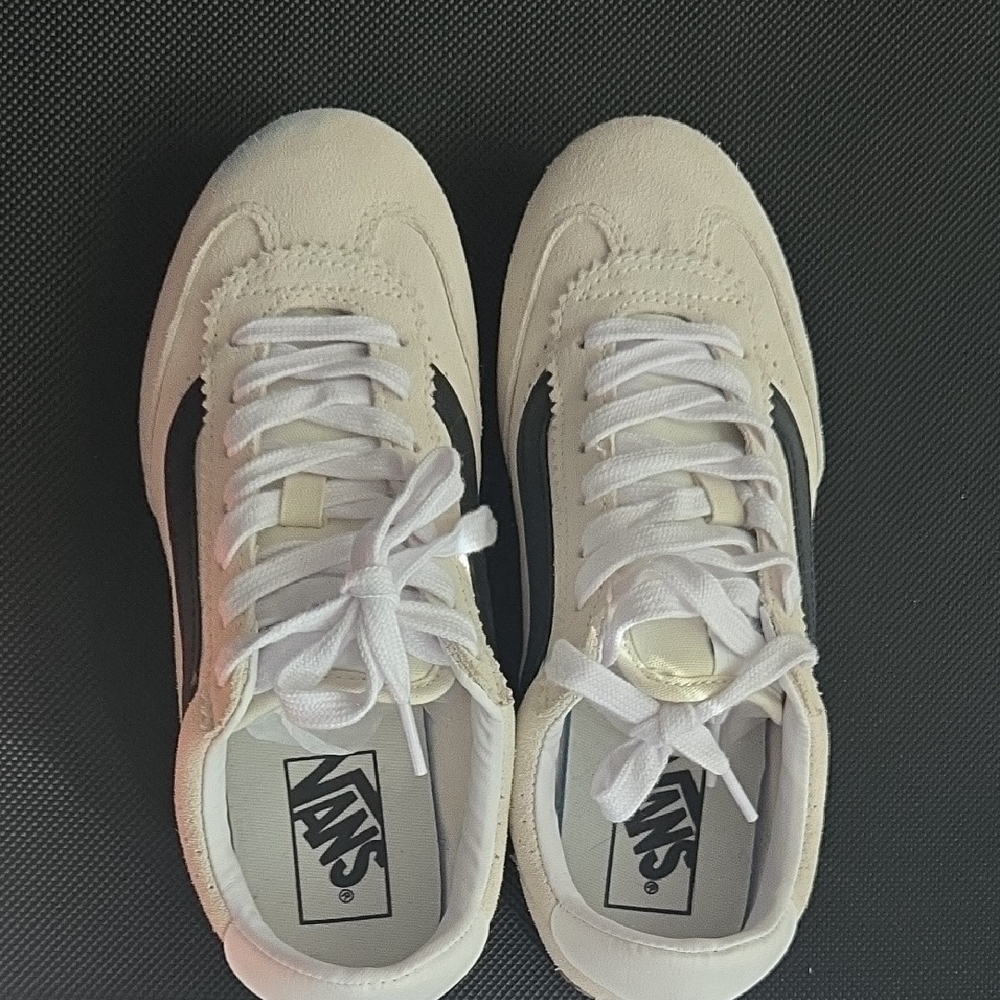 Vans Women's Cream and Black Low-Top Sneakers